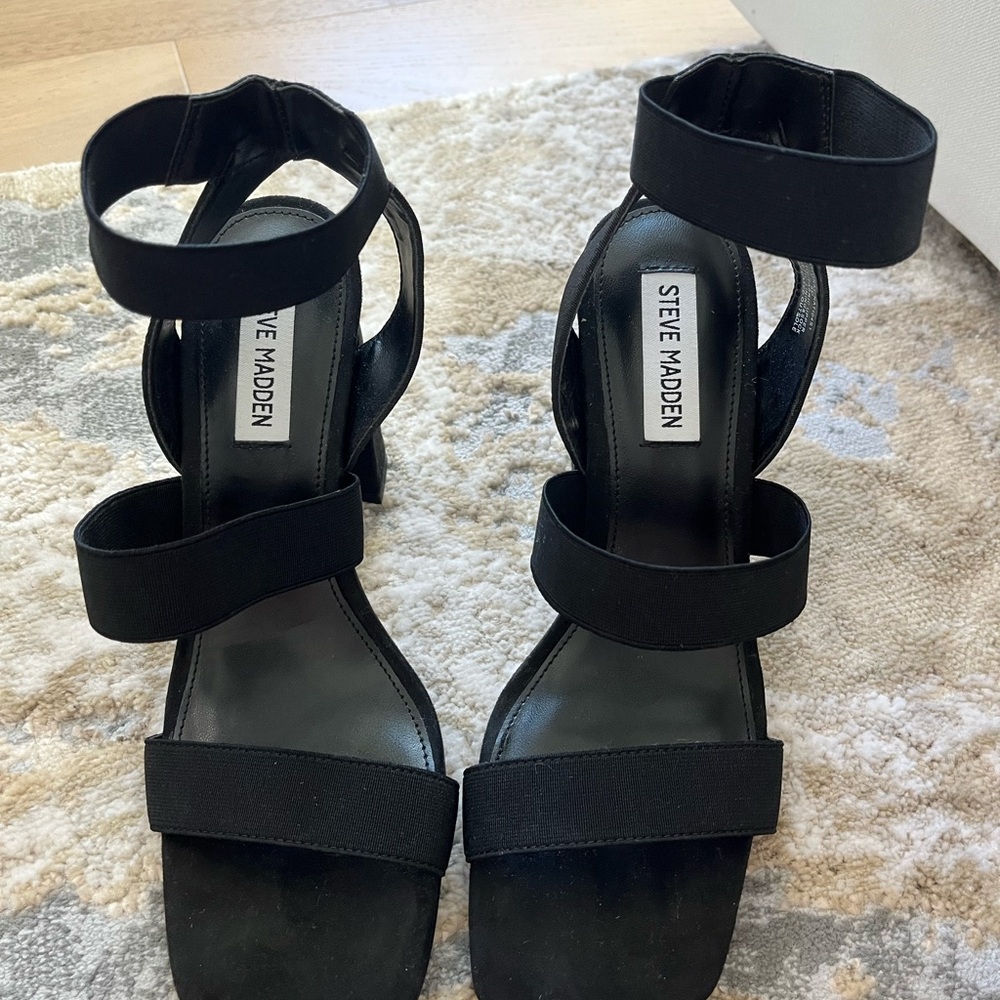 Brand new size 8 Steve Madden Block heel with elastic straps